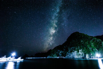中木港から眺める美しい星空。
中央に天の川、右手にトガイ浜のある岬の小山。
麓には夜目にも巨大な柱状節理が見て取れる。

日本国静岡県伊豆半島賀茂郡南伊豆町中木から渡し船で渡るヒリゾ浜にて。
2022年9月撮影。
