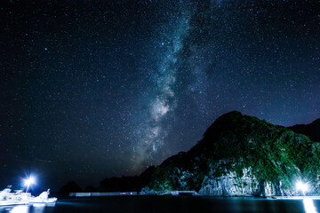 中木港から眺める美しい星空。
中央に天の川、右手にトガイ浜のある岬の小山。
麓には夜目にも巨大な柱状節理が見て取れる。

日本国静岡県伊豆半島賀茂郡南伊豆町中木から渡し船で渡るヒリゾ浜にて。
2022年9月撮影。
