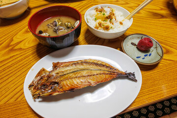 地元の海で穫れたムロアジ（アジ科）の干物と厳選された生卵の卵かけご飯。
南伊豆の民宿の美味しい朝ごはん。
日本国静岡県伊豆半島賀茂郡南伊豆町中木から渡し船で渡るヒリゾ浜にて。
2022年10月撮影。
