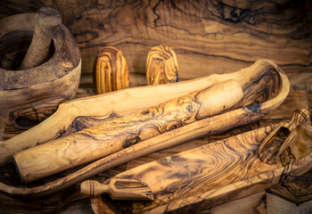 nützliche Küchenhelfer aus mediterranen Olivenholz