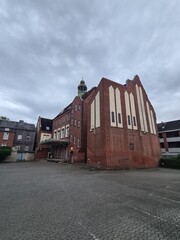 ein altes Industriegebäude mit bewölktem Himmel in Ratzeburg, Schleswig - Holstein