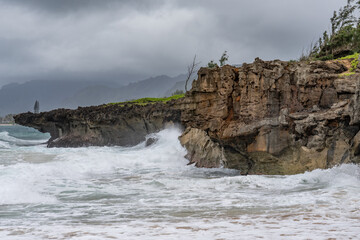 Older dune deposits, Eolianite or aeolianite, sand dune rock, Pounder’s Beach，Oahu's North Shore, Windward Coast，Honolulu, Hawaii. 