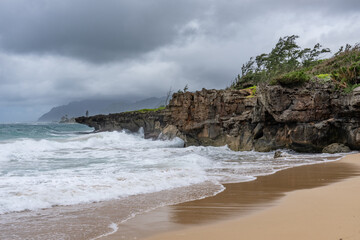 Older dune deposits, Eolianite or aeolianite, sand dune rock, Pounder’s Beach，Oahu's North Shore, Windward Coast，Honolulu, Hawaii. 