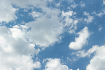 Obraz premium White clouds on a blue bright sky on a clear sunny day
