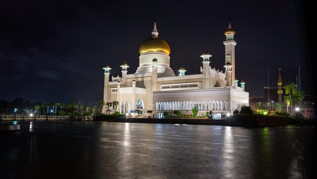 Time lapse clip of the Omar Ali Saifuddien Mosque in Bandar Seri Begawan in Brunei. Seen at night