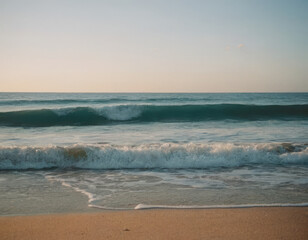 Una spiaggia caraibica con sabbia bianca finissima, onde che si infrangono dolcemente e palme che si stagliano contro il cielo azzurro.