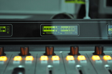 audio mixing console