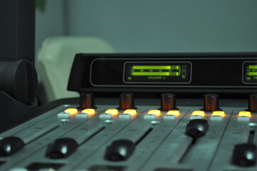 audio mixing console