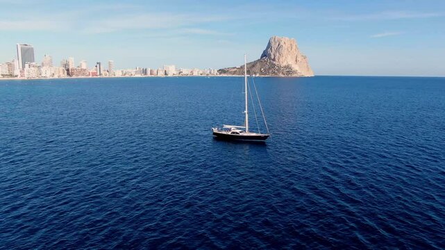 Calpe con el Pe&ntilde;on Ifach y barco Alicante con drone