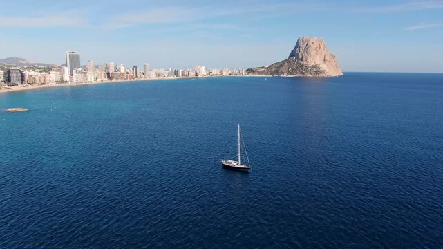 Calpe con el Pe&ntilde;on Ifach y barco Alicante con drone