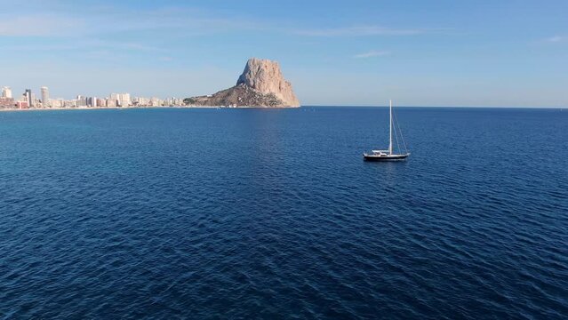 Calpe con el Pe&ntilde;on Ifach y barco Alicante con drone