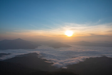 Obraz premium On the top of the mountain in the morning with beautiful mist.