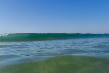 Obraz premium Beautiful small blue wave on the beach.