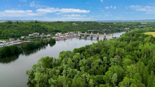 Barrage hydraulique avec &eacute;cluse sur le fleuve la Seine en r&eacute;gion parisienne
