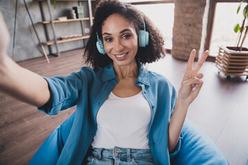 Photo of cheerful nice lovely successful woman making video v-sign relax rest in cozy modern office room indoors