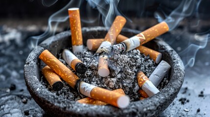 灰皿にたまる燃え尽きたタバコの吸い殻
