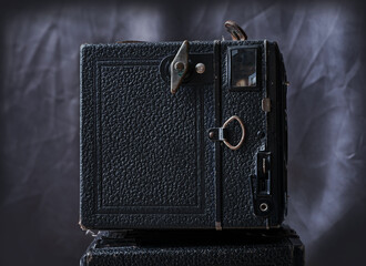 Studiolicht dunkel, sehr alte Box Kamera für analog Rollfilm 