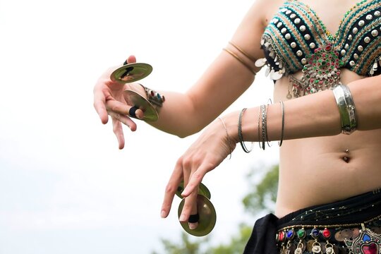 belly dancer using finger cymbals zills