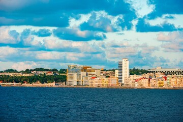 Obraz premium Havana Skyline a Coastal Perspective of the malecon with new and old buildings