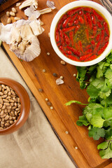 Feijao e pimenta com condimentos preparados para serem cozidos em vista aerea