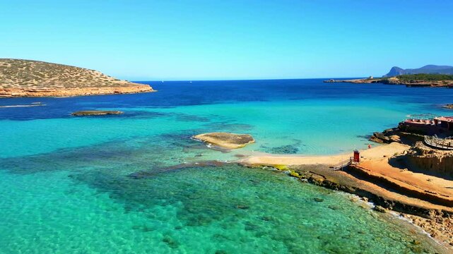 Vistas a&eacute;reas de cala Compte, Ibiza sin gente