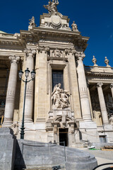 Le Grand Palais en travaux pour les Jeux Olympiques un jour de printemps avec un ciel nuageux à Paris en France