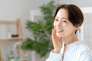 タイトル	肌に触れる女性