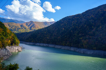 秋の奈川渡ダム（日本、長野県）