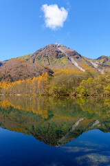 上高地の紅葉・大正池と焼岳（日本、長野県）