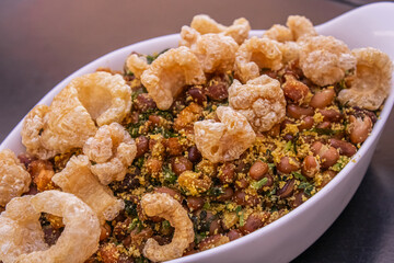 Porção de Feijão Tropeiro com Torresmos