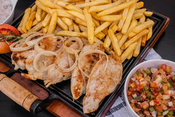 Refeição de Filé de Frango na Chapa com Fritas, Vinagrete e Arroz