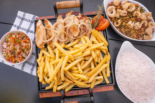 Refei&ccedil;&atilde;o de Fil&eacute; de Frango na Chapa com Fritas, Vinagrete e Arroz