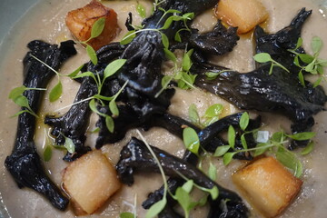 Día en un restaurante cocinando y probando platos