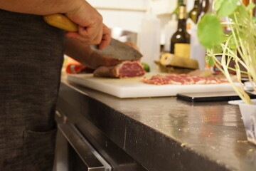 Día en un restaurante cocinando y probando platos