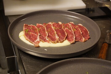 Día en un restaurante cocinando y probando platos