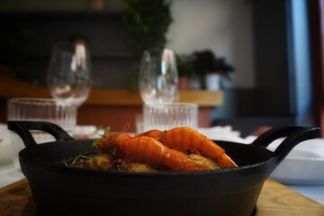 Día en un restaurante cocinando y probando platos