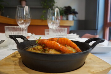 Día en un restaurante cocinando y probando platos