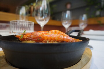 Día en un restaurante cocinando y probando platos