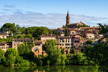 Quartier de la Madeleine avec son église, sur la rive droite du Tarn, depuis le Palais de la...