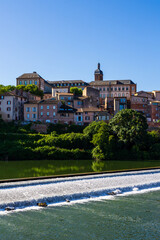 Quartier du centre d’Albi, sur la rive gauche du Tarn, depuis la rive droite