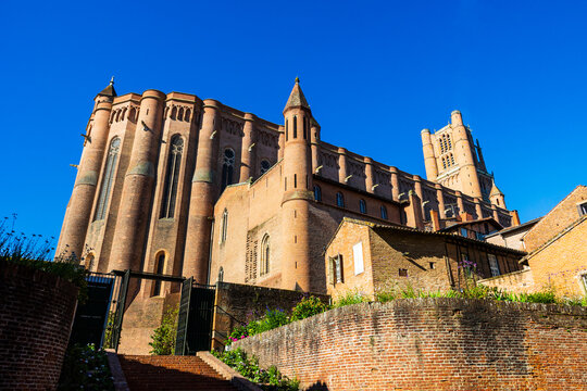 Chevet de la Cath&eacute;drale Sainte-C&eacute;cile d'Albi depuis le parvis