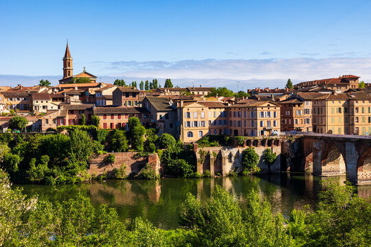 Quartier de la Madeleine avec son &eacute;glise, sur la rive droite du Tarn, depuis le Palais de la Berbie &agrave; Albi