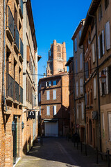 Clocher de la Cathédrale Sainte-Cécile depuis une ruelle du vieil Albi