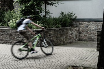 Ein Pedelec Fahrer in Kurvenlage auf einem Radweg.