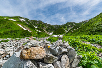 立山連峰登山道に積まれた石　富山県立山町