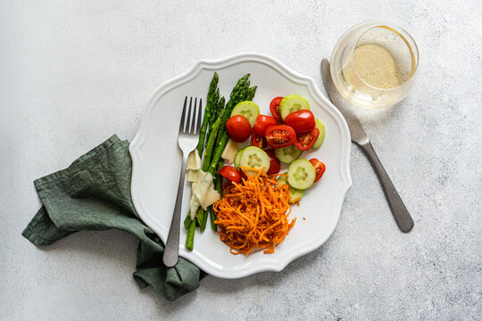 Fresh vegetable salad with asparagus and shredded carrot
