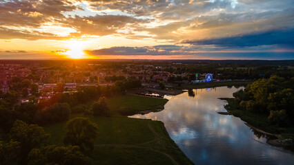 zachód słońca nad miasteczkiem, widok na rzekę  © ckukis