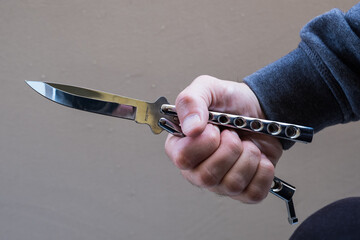 Butterfly Messer in Hand Faust von Mann