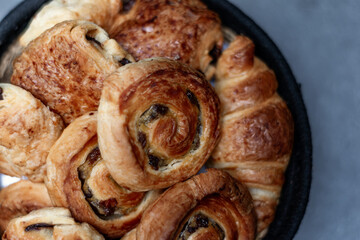 raisin snails close up, Close up of Sweet cinnamon roll cake with raisins filling, Beautiful French raisin bread, fresh cinnamon roll with raisin 