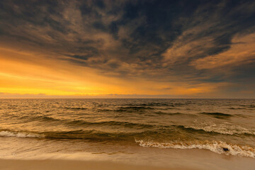 Zachód słońca nad morzem, krajobraz morski, tapeta, wakacje i wypoczynek, Morze Bałtyckie i piaszczysta plaża, żółty kolor nieba